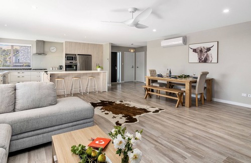 Blenheim Casa | TERRIFIC ON TAYLOR - BLENHEIM HOLIDAY HOME, with a garden in Blenheim