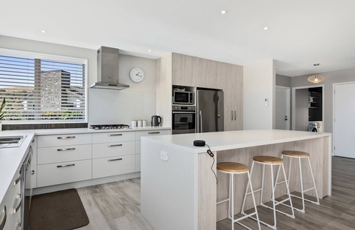 Blenheim Casa | TERRIFIC ON TAYLOR - BLENHEIM HOLIDAY HOME, with a garden in Blenheim