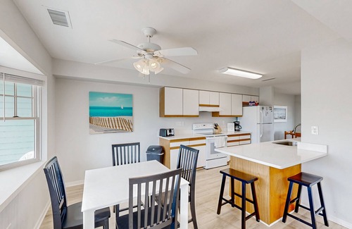 Buxton Casa | Terrific townhouse w/ pool access, private W/D, central AC, and ocean view