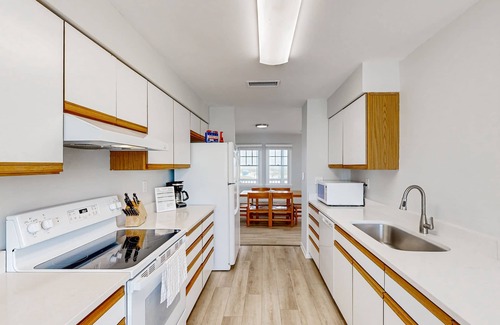 Buxton Casa | Terrific townhouse w/ pool access, private W/D, central AC, and ocean view