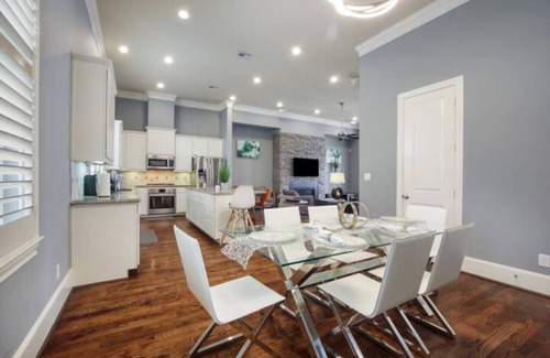 Riverside Terrace Apartamento | Luxury Townhome / Tesla-Charger / TX Medical Ctr / Sleeps 7 - 5 beds