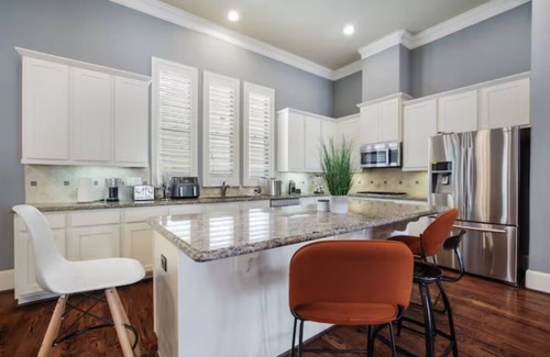 Riverside Terrace Apartamento | Luxury Townhome / Tesla-Charger / TX Medical Ctr / Sleeps 7 - 5 beds