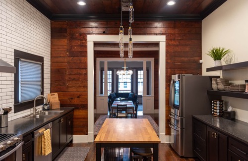 Eastside Promise Neighborhood Casa | ★Tesla House w/ Hot-Tub 3br/3bath 5min to Downtown