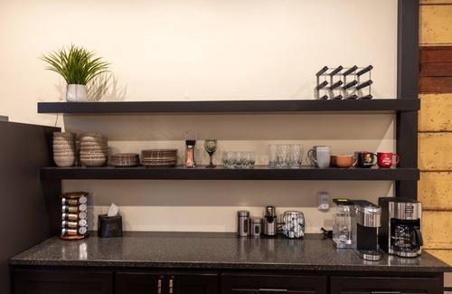 Eastside Promise Neighborhood Casa | ★Tesla House w/ Hot-Tub 3br/3bath 5min to Downtown