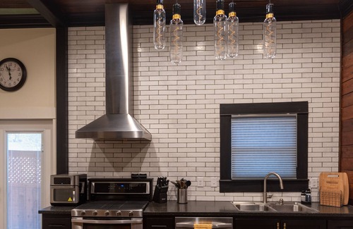 Eastside Promise Neighborhood Casa | ★Tesla House w/ Hot-Tub 3br/3bath 5min to Downtown