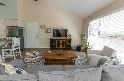 Canyon Lake Casa | Texas Charm Cottage - 1 Block from the Lake & Hill Country Views