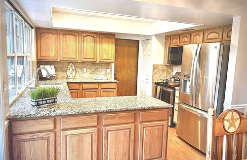 West San Antonio Casa | Texas Charming 4 bed with pool/Hottub by Lackland