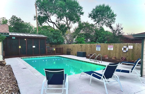 West San Antonio Casa | Texas Charming 4 bed with pool/Hottub by Lackland