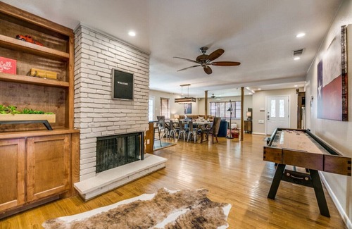 White Rock Hills Casa | Texas Experience Near Downtown