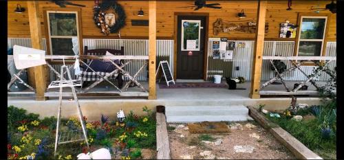 Pipe Creek Casa | Texas State Glamping Getaways to Nature in this Cute Log Cabin near Austin
