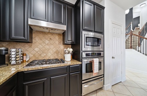 Klein Casa | Texas Themed Modern Spacious Getaway w/ Hot Tub & Games - PETS - Mid Term Stays