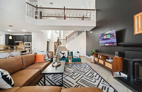 Klein Casa | Texas Themed Modern Spacious Getaway w/ Hot Tub & Games - PETS - Mid Term Stays