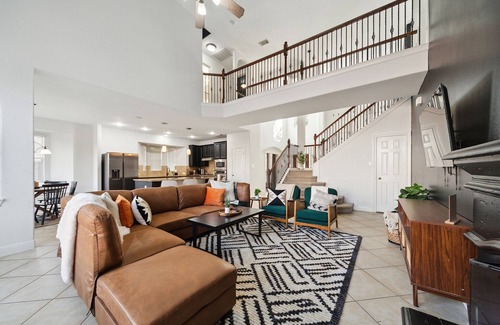 Klein Casa | Texas Themed Modern Spacious Getaway w/ Hot Tub & Games - PETS - Mid Term Stays