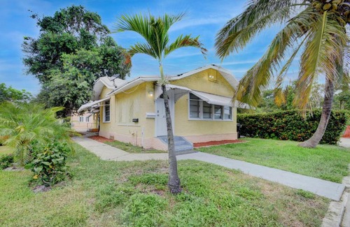 Mango Groves Casa | Thai Villa Downtown Historic Home - 1mi to Beach
