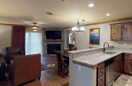 Gatlinburg Villa | Thanksgiving Week 2025 - Charming One Bedroom Deluxe Villa sleeps Six.