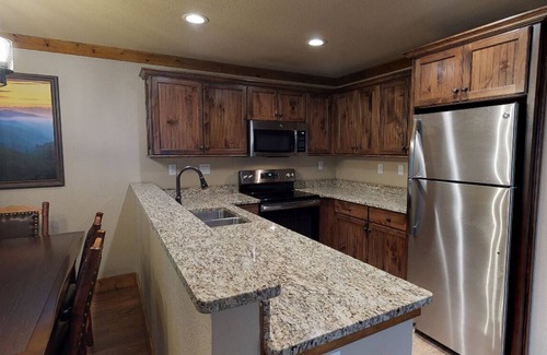Gatlinburg Villa | Thanksgiving Week 2025 - Charming One Bedroom Deluxe Villa sleeps Six.
