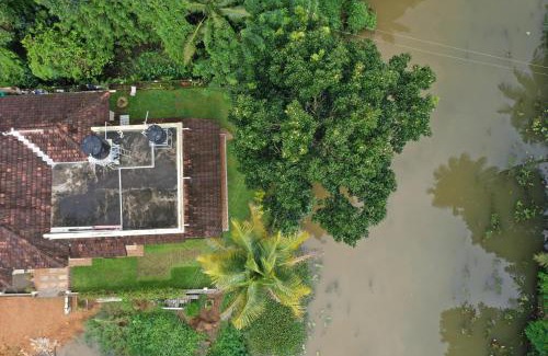Kumarakom Casa | Tharangini - Riverside Private Bedroom