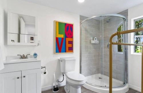 Seminole Heights Apartamento | That 70’s Themed Apt Close to Coffee, Food + Shops