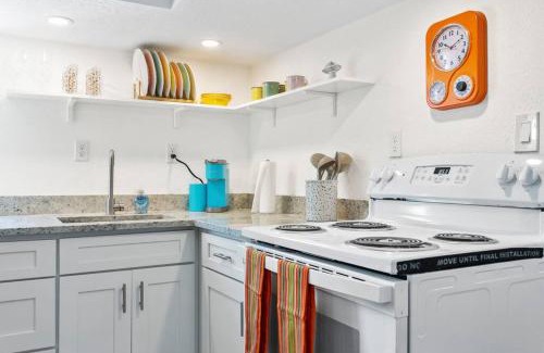 Seminole Heights Apartamento | That 70’s Themed Apt Close to Coffee, Food + Shops