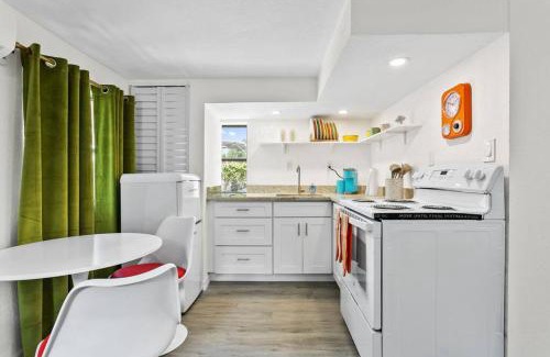 Seminole Heights Apartamento | That 70’s Themed Apt Close to Coffee, Food + Shops