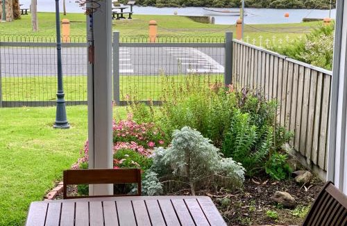 Tooradin Casa | That Seaside Cottage - Fully equipped home, 4 Bedrooms on the foreshore