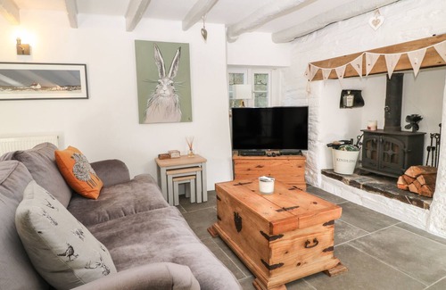 Lower Trengale Cabaña | THATCH VIEW COTTAGE, pet friendly, with open fire in Liskeard