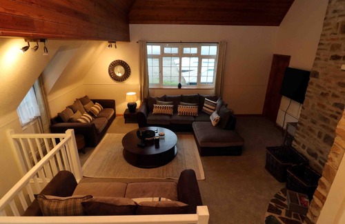 Bude Cabaña | Casa con tejado de paja con piscina cubierta privada en 3/4 acre de terreno