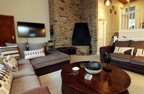 Bude Cabaña | Casa con tejado de paja con piscina cubierta privada en 3/4 acre de terreno