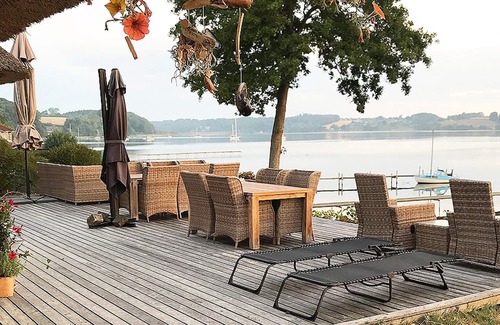 Bjert Casa | Cabaña con techo de paja y muebles elegantes en el mar Báltico