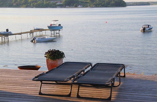 Bjert Casa | Cabaña con techo de paja y muebles elegantes en el mar Báltico