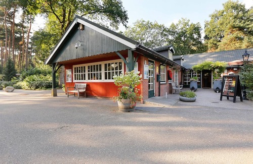 Markelo Chalet De Esquí | Thatched Home by Pond in Holiday Park