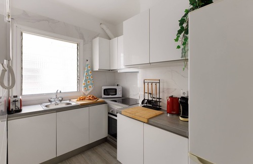 Esquerra de l'Eixample Apartamento | The 100sqm, 4 bedrooms, 3 baths apartment are in central Barcelona. 8 persons