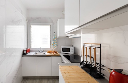 Esquerra de l'Eixample Apartamento | The 100sqm, 4 bedrooms, 3 baths apartment are in central Barcelona. 8 persons