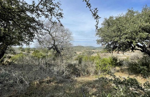 Bandera Cama Y Desayuno | The 1077 Hill Country Venue