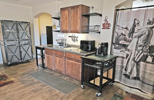 Goodyear Apartamento | The 1940's AVIATOR's Master Suite Studio ~BUDGET friendly! Stellar Location!