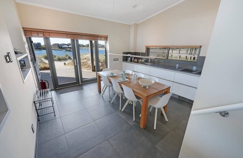 Ouddorp Casa | The 4 person Villa Super VIP features a luxurious and comfortably furnished interior, terrace with views over the water, perfect with children.