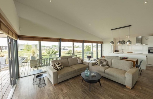 Ouddorp Casa | The 6-person Villa Comfort features a comfortable and stylishly furnished interior, views over the water, perfect for dogs and children.