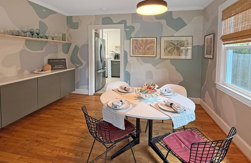 Sunset Park Casa | The Abstract Abode ~ Creative & Cozy Stay Curated by Local Artist -Near Downtown