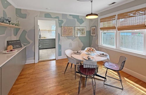 Sunset Park Casa | The Abstract Abode ~ Creative & Cozy Stay Curated by Local Artist -Near Downtown