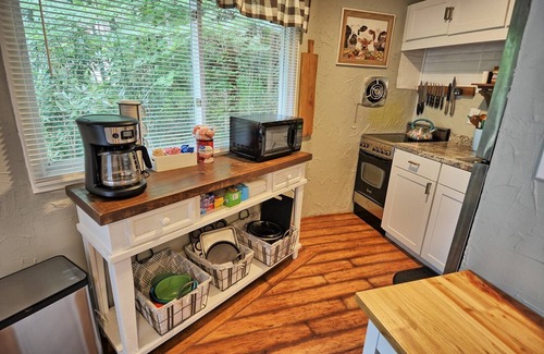 Mill Ridge Cabaña | The Acorn House-Open for Bookings! Great Location, Seeps 6