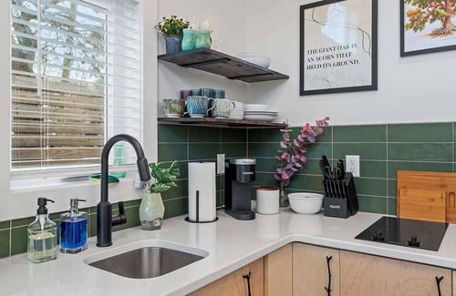 Downtown Apartamento | The Acorn - Studio w/ Kitchen, AC, WiFi, Washer