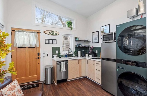 Downtown Apartamento | The Acorn - Studio w/ Kitchen, AC, WiFi, Washer