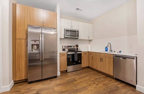 Eighth Avenue Apartamento | The Acoustic Abode: 1-BedRoom W/ Pool!