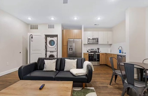Eighth Avenue Apartamento | The Acoustic Abode: 1-BedRoom W/ Pool!