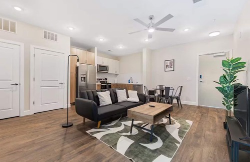 Eighth Avenue Apartamento | The Acoustic Abode: 1-BedRoom W/ Pool!