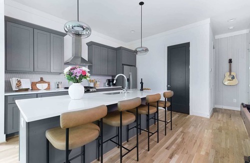 Eighth Avenue Casa | The Acoustic + The Banjo - Mins to Broadway!
