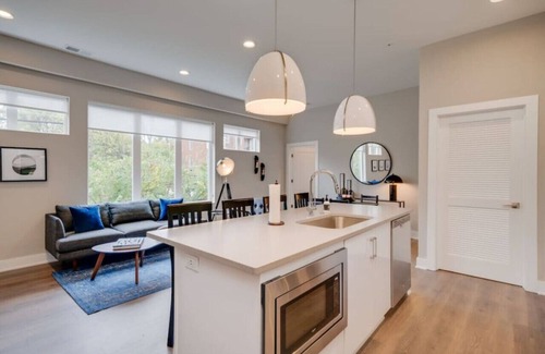 Hillsboro West End Apartamento | The Adjourn: cozy condo near Vandy w/ parking