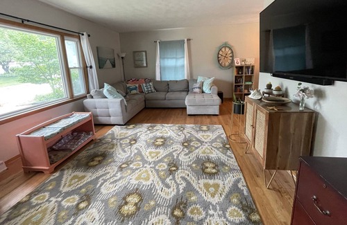 Davenport Casa | The Adventure Home AMAZING neighborhood center of the Quad Cities Dogs welcome!!