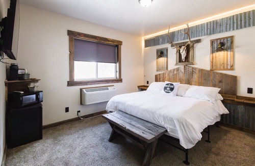 West Yellowstone Hotel | The Adventure Inn Yellowstone- Cabin Creek Suite