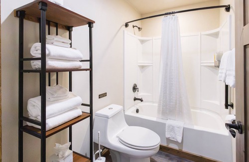 West Yellowstone Hotel | The Adventure Inn Yellowstone- Cabin Creek Suite